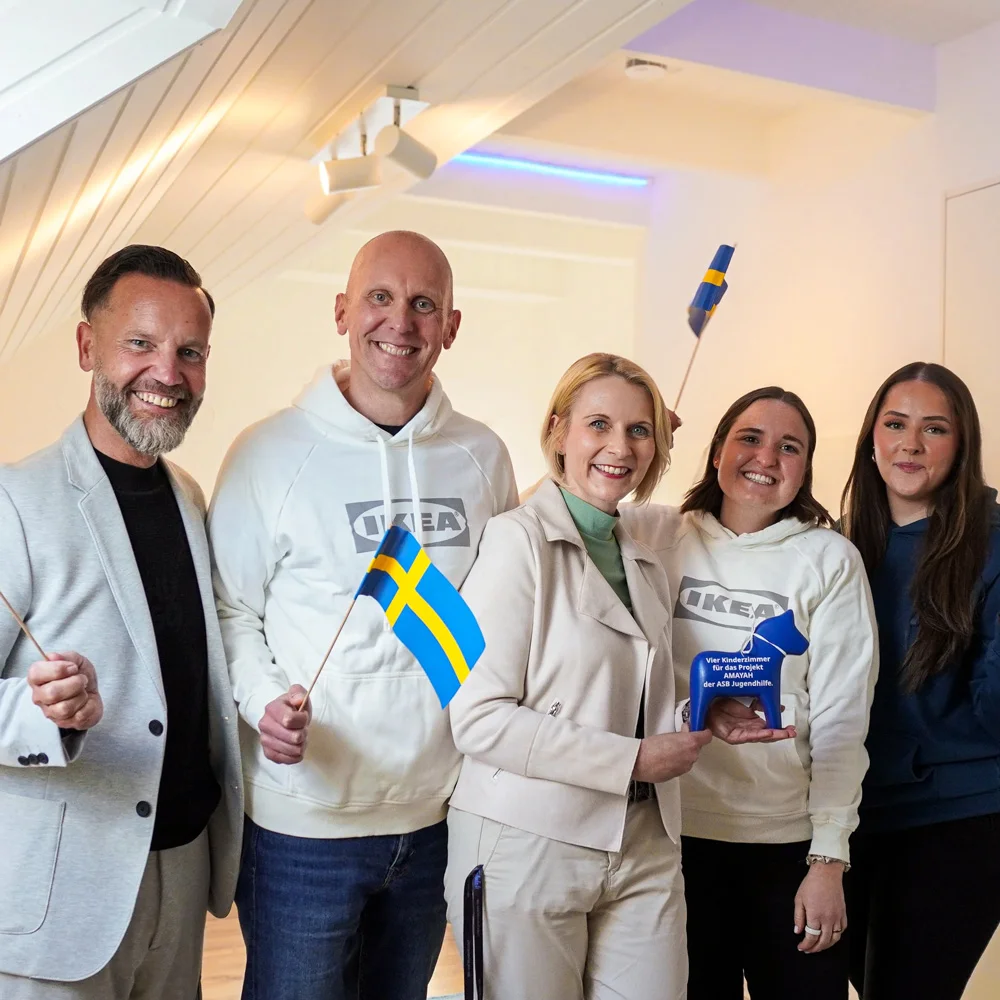Gruppenbild mit IKEA Fahnen