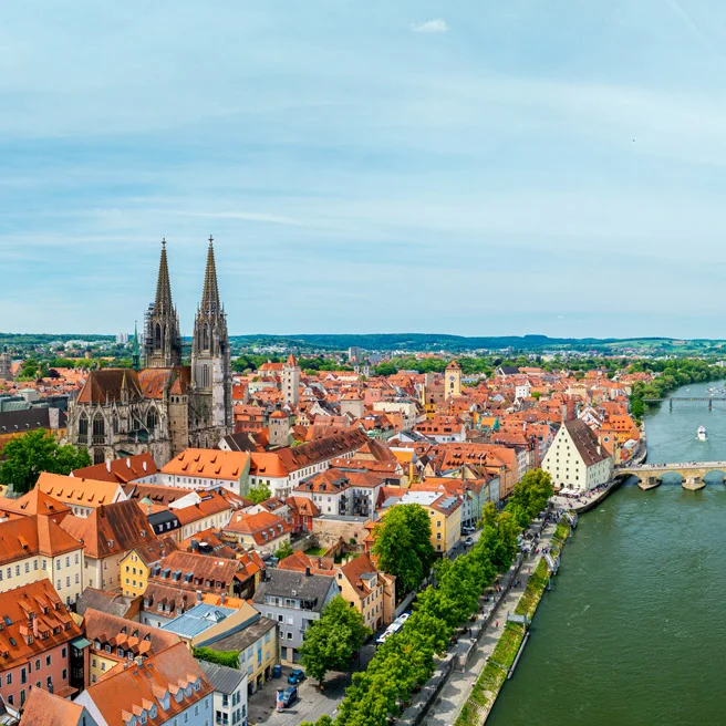 Luftaufnahme der Regensburger Altstadt mit Dom und Donau